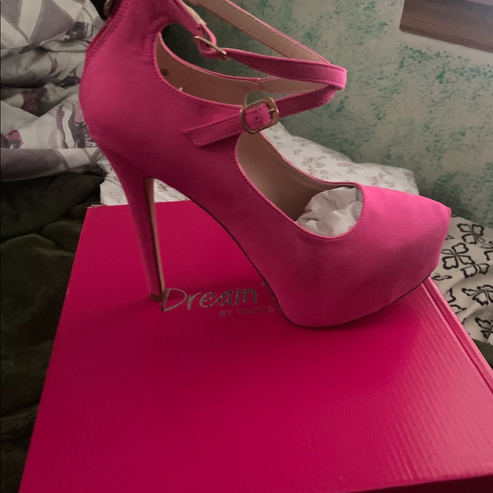 PRETTY SUEDE  HIGH HEEL PUMPS. SIZE 9 1/2 .  NEW WITHOUT TAGS. ORIGINAL BOX